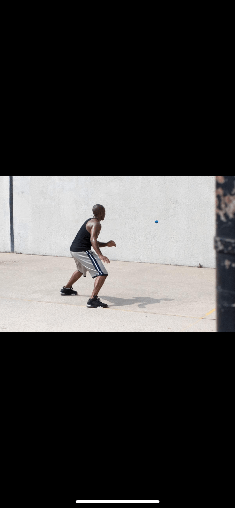 NeuroBall™ 5,5 cm en action – Entraînement contre un mur pour améliorer ses réflexes.
